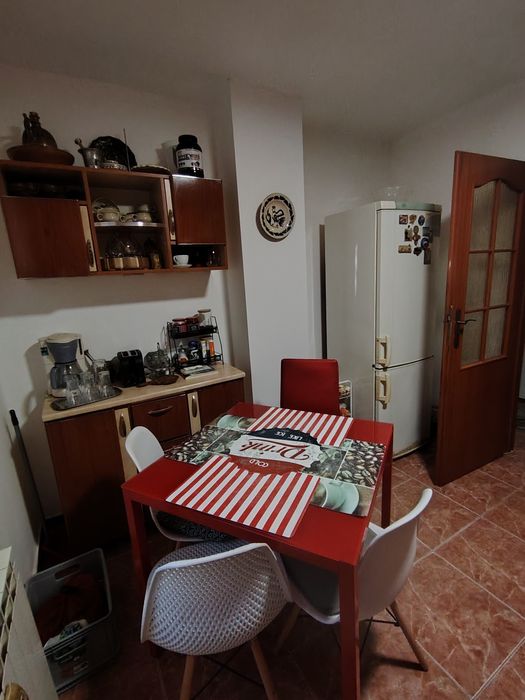 Vând apartament 4 camere parter