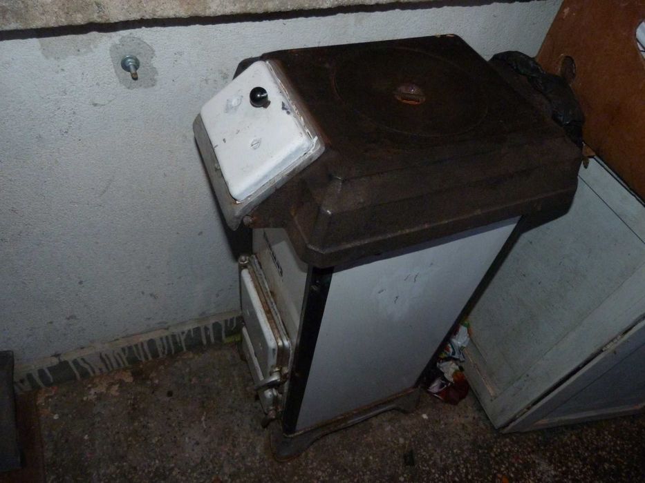 Отоплителна печка на дърва и въглища.