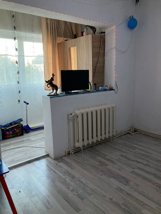 Vând apartament două camere decomandat etaj 2.