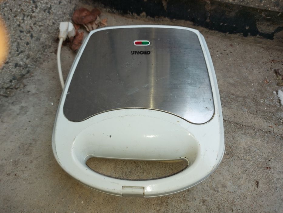 Два броя тигани и менче