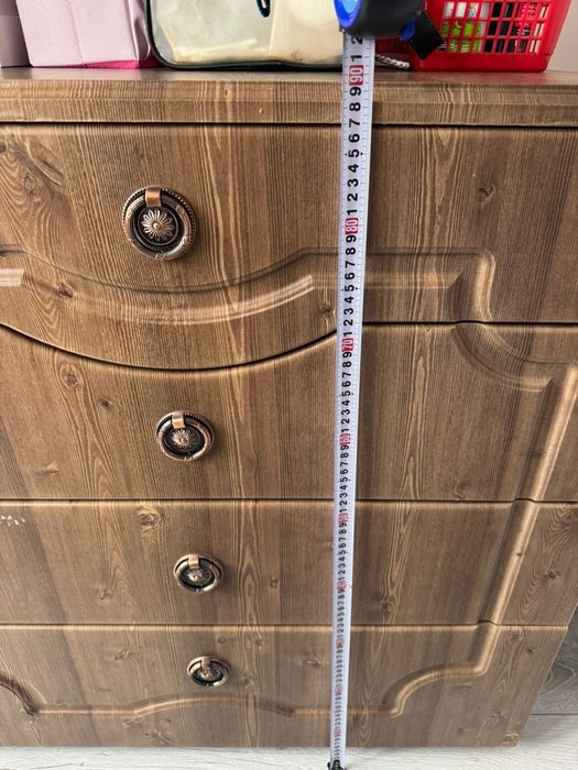 Продам шкаф-пенал и комод.