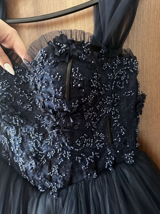 Рокля-тъмно синя и подарък обрач към нея