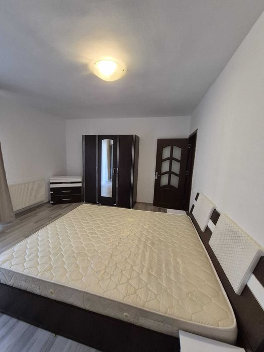 Inchiriez apartament cu 3 camere, bloc nou, zona centrala