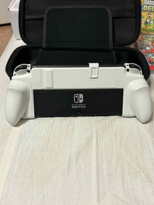 Nintendo Switch OLED + 5 игри + аксесоари – пълен комплект