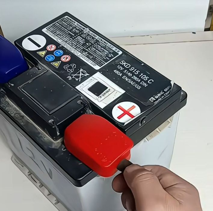 Зажимное устройство для аккумулятора