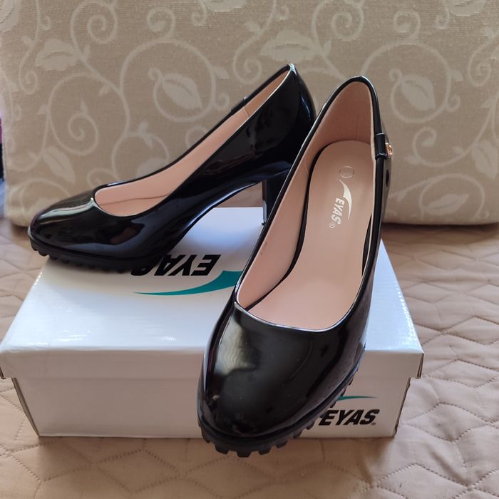 Черни официални обувки и стилна рокля на ZARA