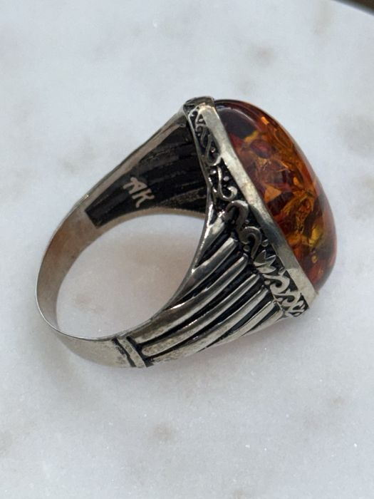 Мъжки сребърен пръстен с кехлибарен камък