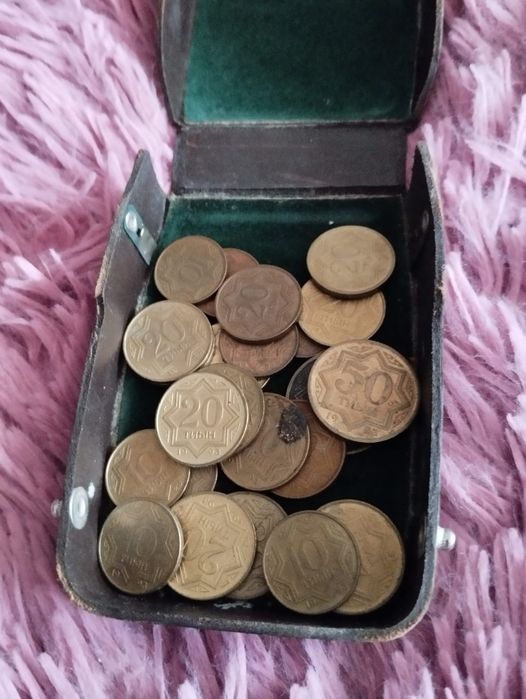 Продам монеты и бумажные купюры.