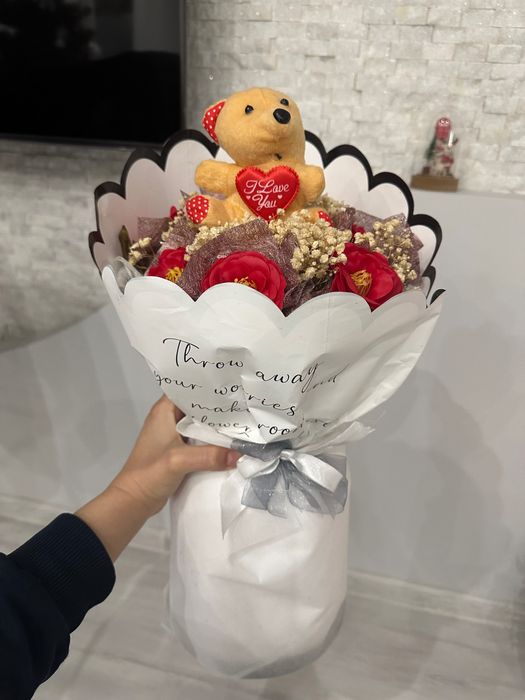 Ръчно изработена аранжировка от изкуствени цветя – уникален букет