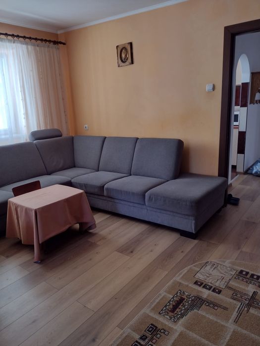 Închiriez apartament cu 3 camere.