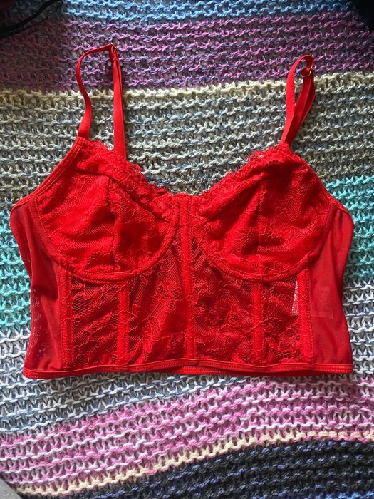 Дамски дрехи несъ носени