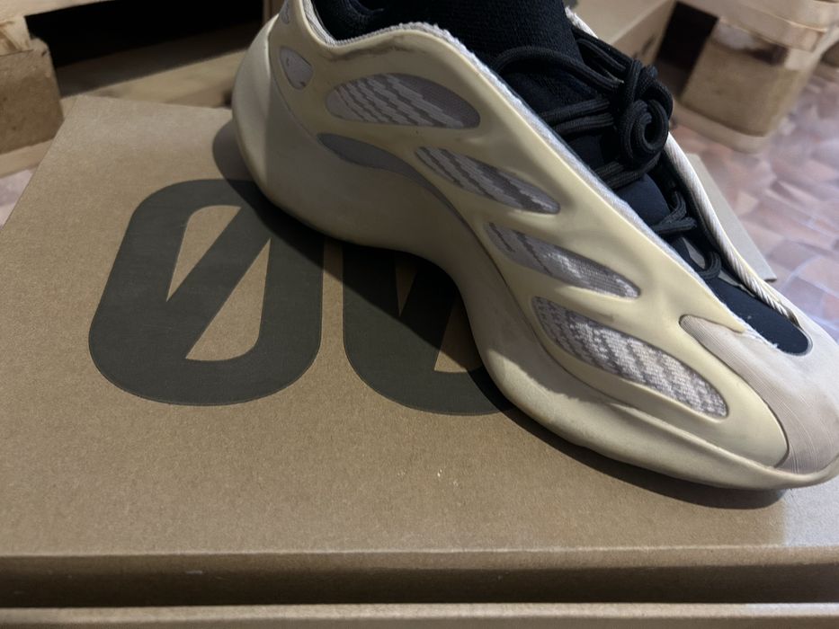 кроссовки изики 700