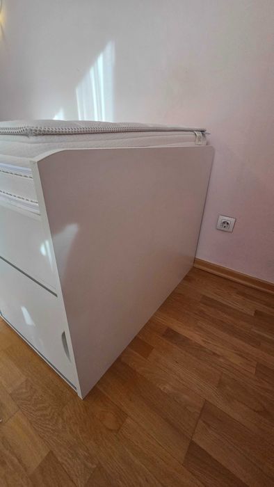 Продавам легло един персон втора употреба, включва матрак
