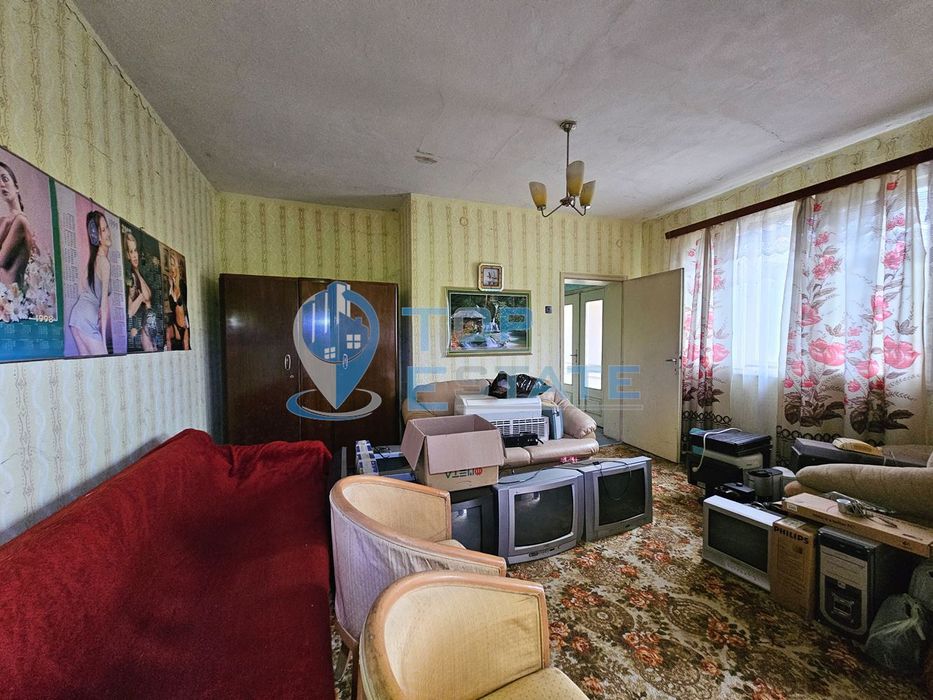 Здрава тухлена къща с гараж в село Пиперково, област Русе