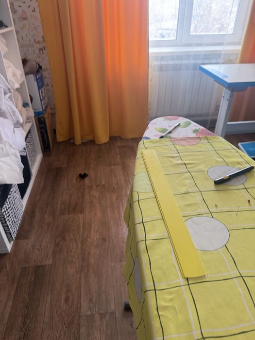 Продам шторы б/у и стекляный столик