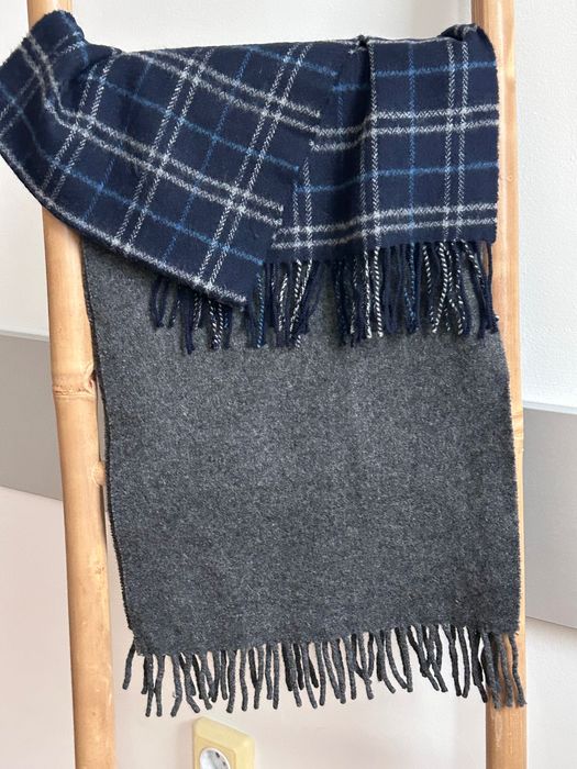 Мек вълнен шал в син цвят с ресни