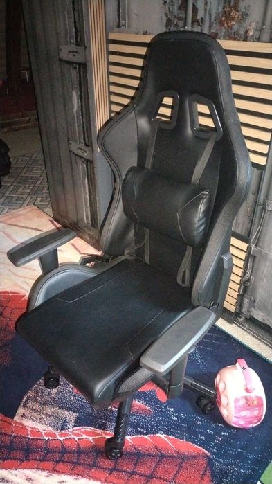 Scaun gaming cu lumini