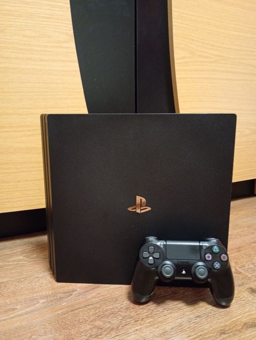 Ps 4 pro 1 tb +maneta + GTA V premium edition+ minecraft