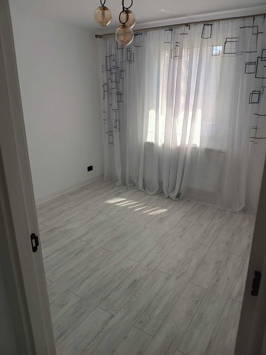 Vând apartament 4 camere