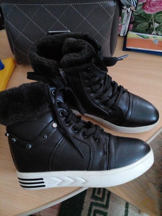 Продам ботинки новые