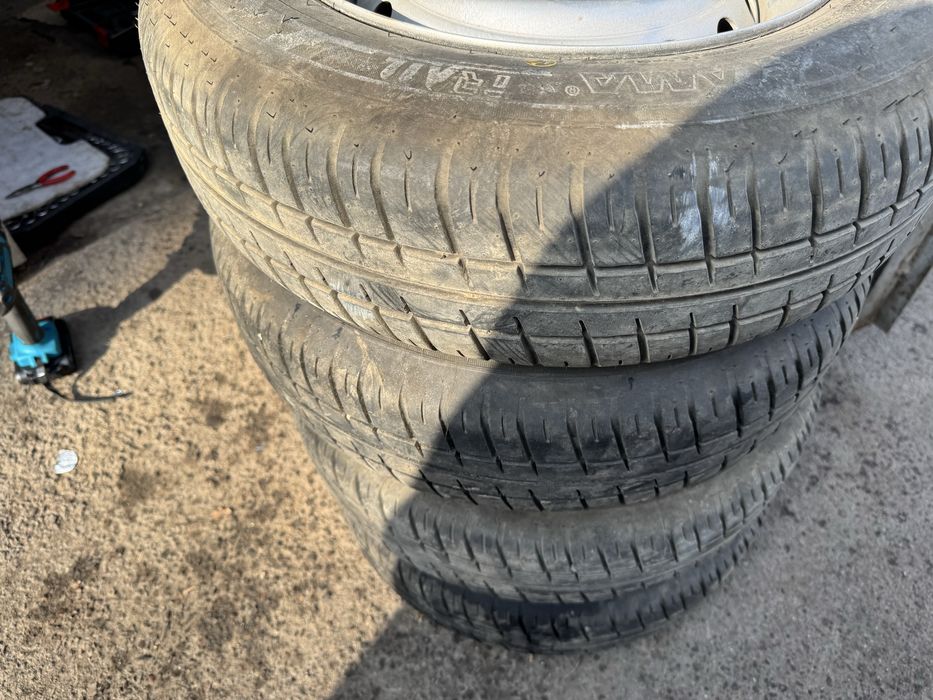 Новые шины с дисками на легковой прицеп