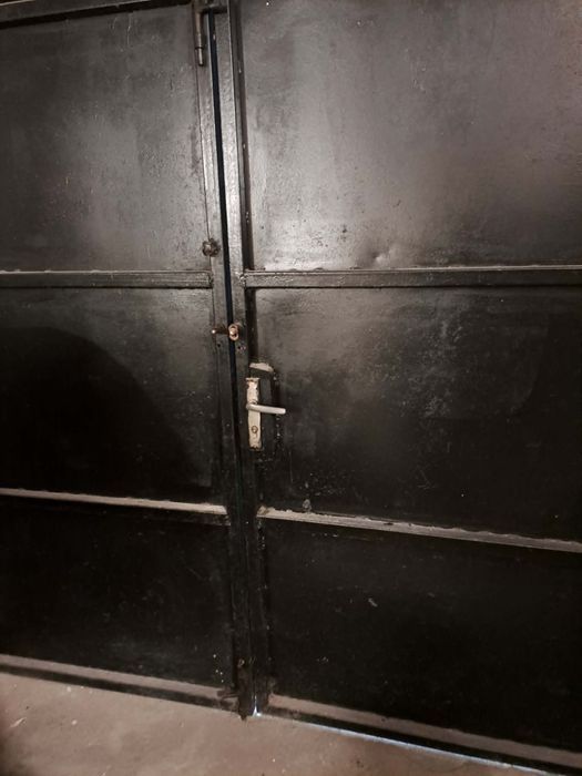 Продавам метална гаражна врата 240х230