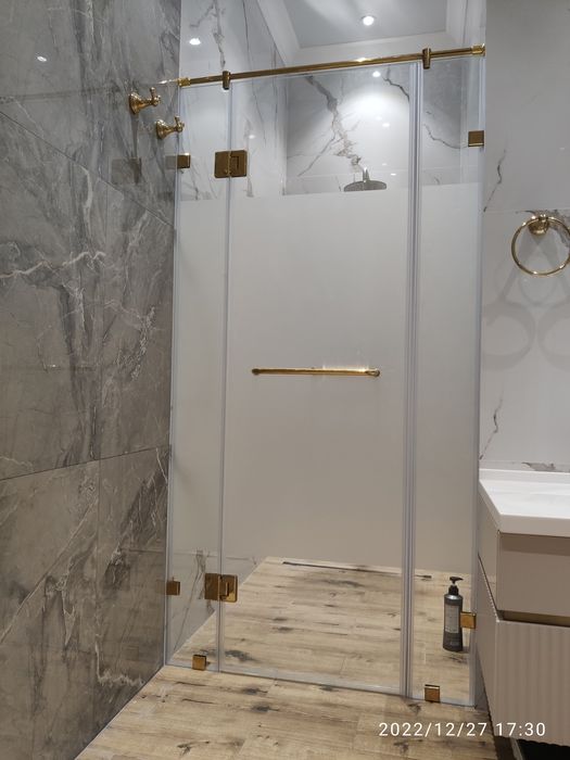 Душевая кабина, перегородки из стекла.