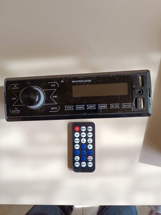 Vând casetofon de mașină cu telecomanda