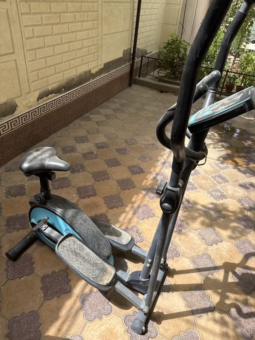 Ayol shifokor ayol bemor jinsiy aloqa videosini tekshirmoqda