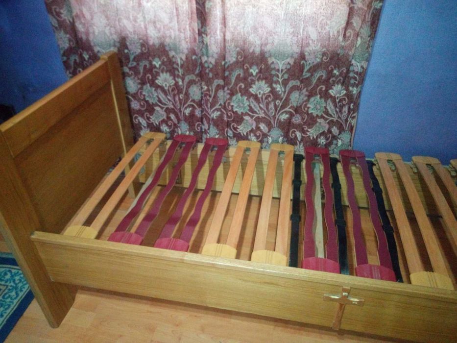 de  vanzare    pat    pentru  1-  persoane !!!