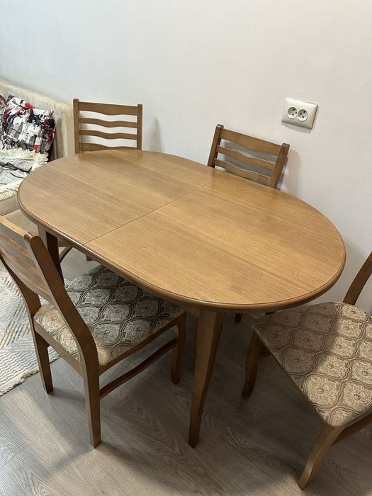 Стол со студьями