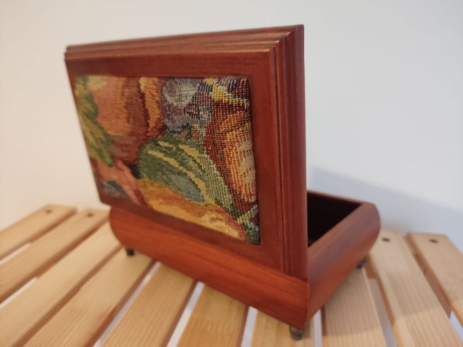 Шкатулка. Дерево. Гобелен.