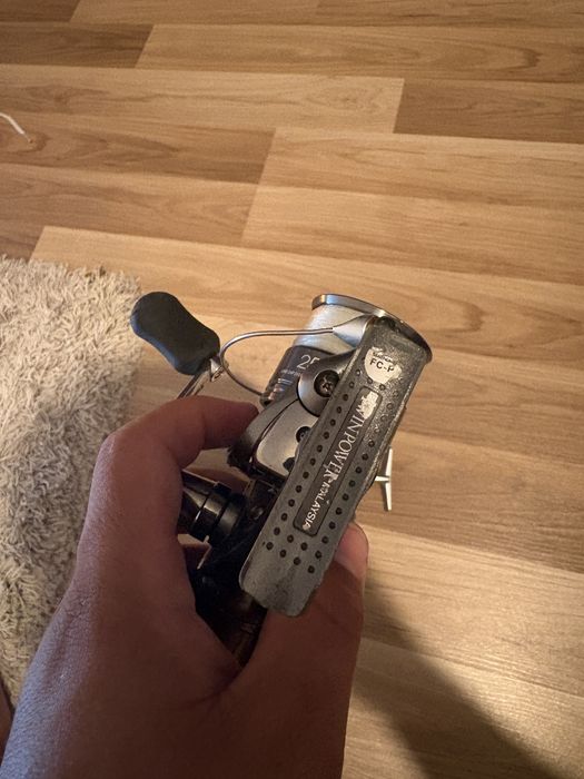 Vând 2 mulinete Shimano, în stare foarte bună de funcționare. Se vând împreună cu un tambur de rezervă Shimano, exact cum se vede în poze.