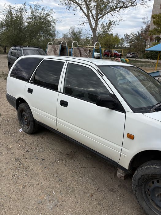 Nissan Avenir 1998 года