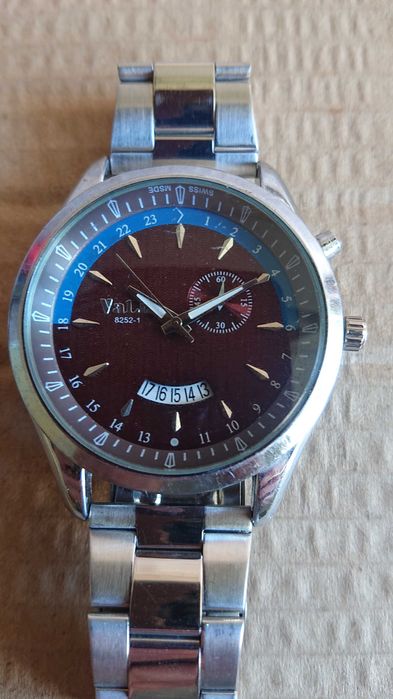 Голям масивен работещ кварцов часовник Valia 8252 .