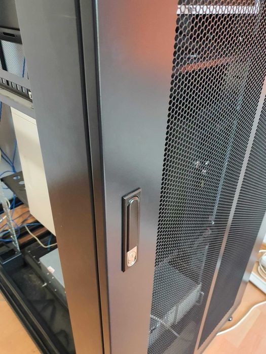 Vand dulap rack 42U montare pe podea