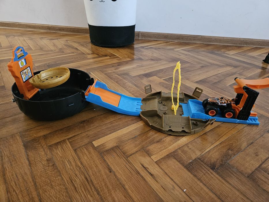 Писта Hot wheels monster truck