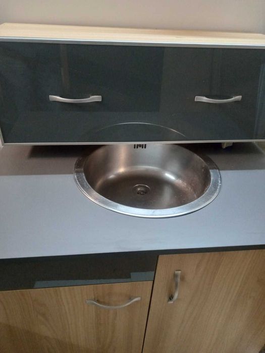 Продавам кухненски комплект долен и горен шкаф