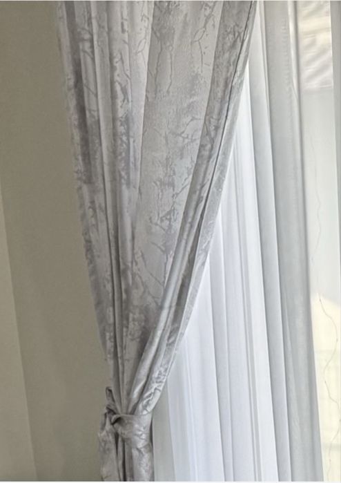 Set format din pilota pat,fata masa mare si 2 draperii!!