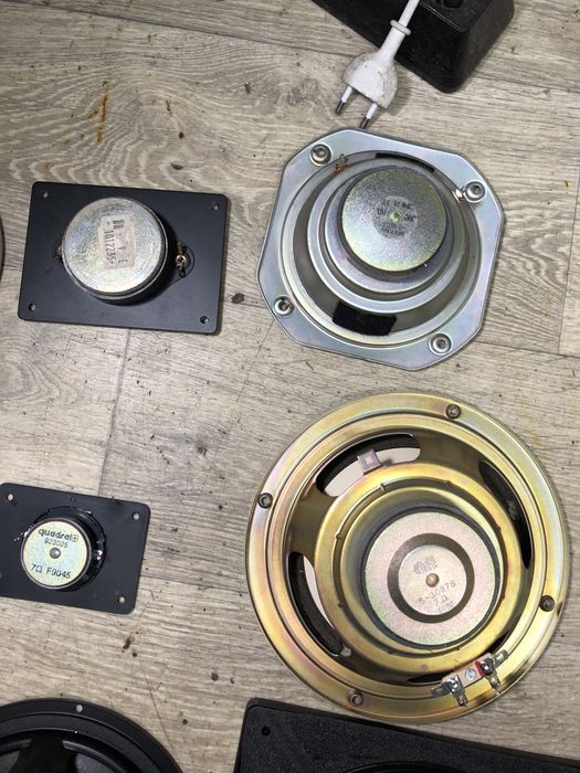 По 1  брой  работещ