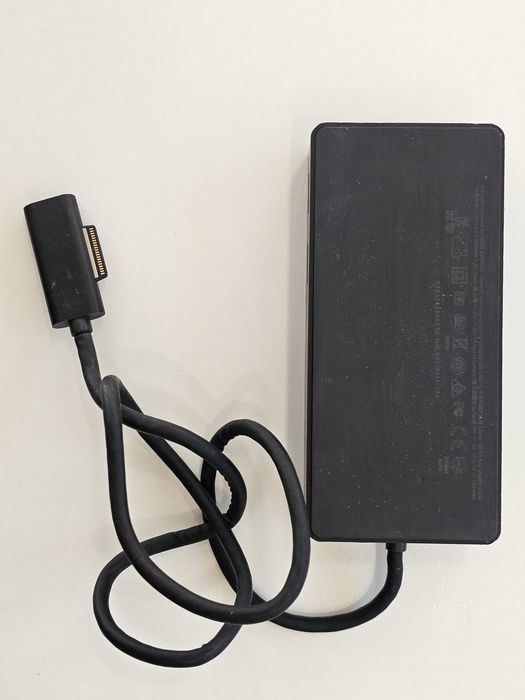 Microsoft Surface Dock Model 1661 – Docking Station cu Mufa Surface Connect