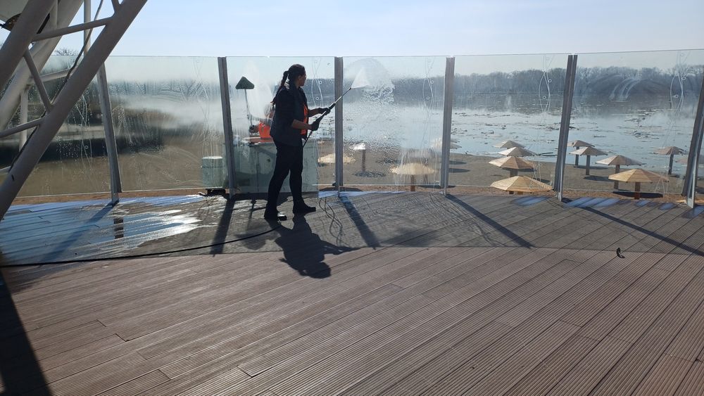 Моем окна и фасады
