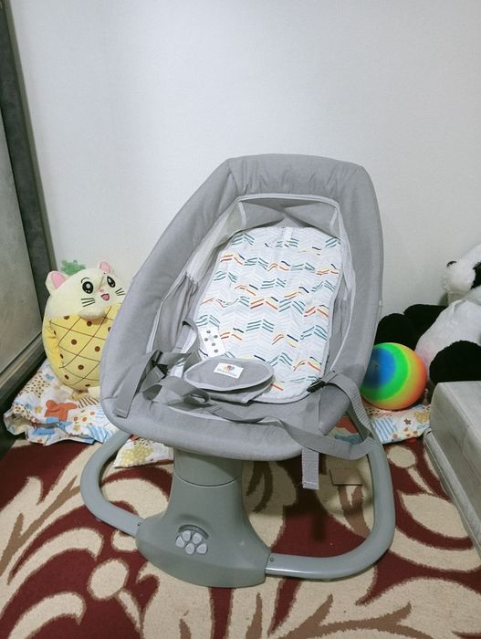 Электрическая люлька качалка на пульте управления с меледией имеет