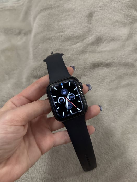 Продам Apple Watch SE