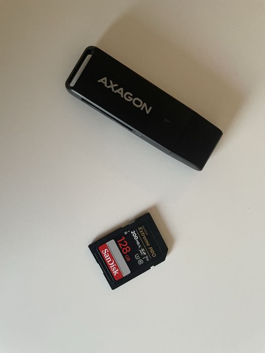 Фотоапарат Canon EOS R100 + всякакви аксесоари
