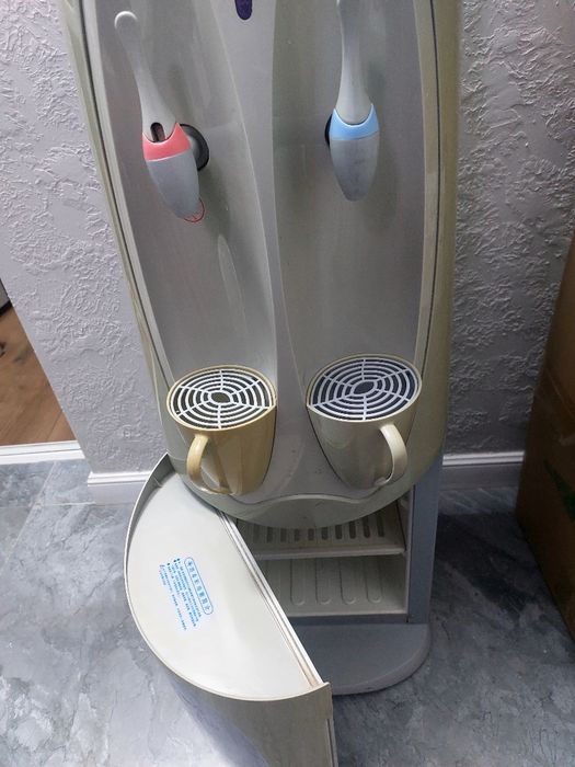 Диспансер напольный Midea