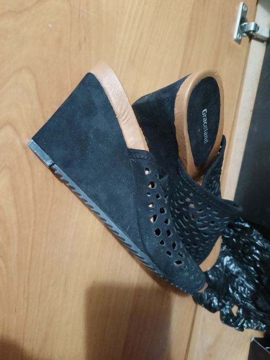 Шлепки, танкетки.