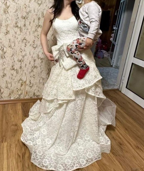 Дантелена булчинска рокля