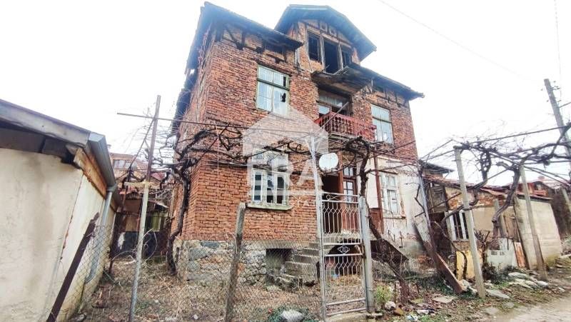 УПИ с двуетажна къща  в гр.Рила