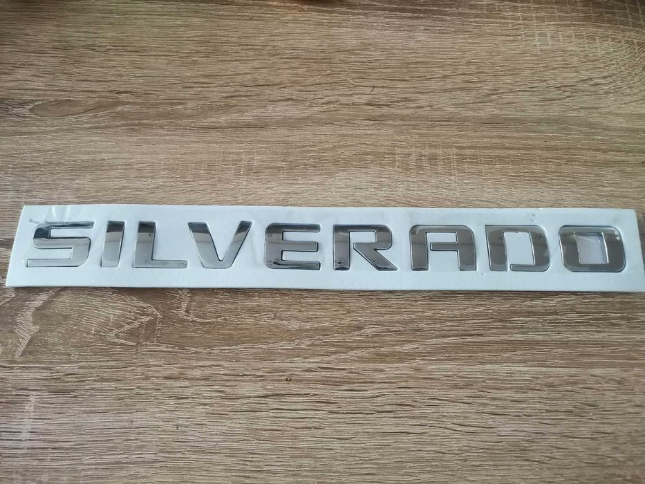 сребрист надпис Chevrolet Silverado